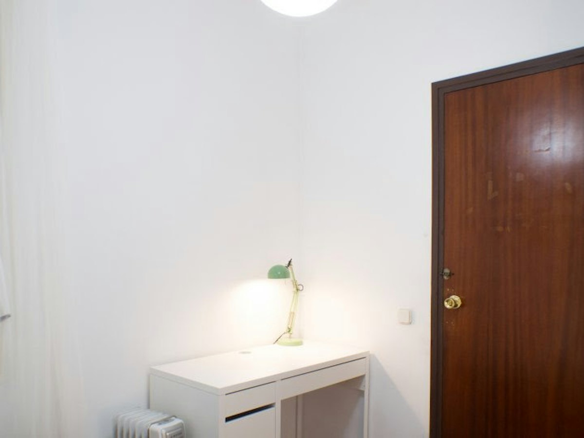 Habitación amueblada en piso compartido de 6 personas en Gràcia · 3
