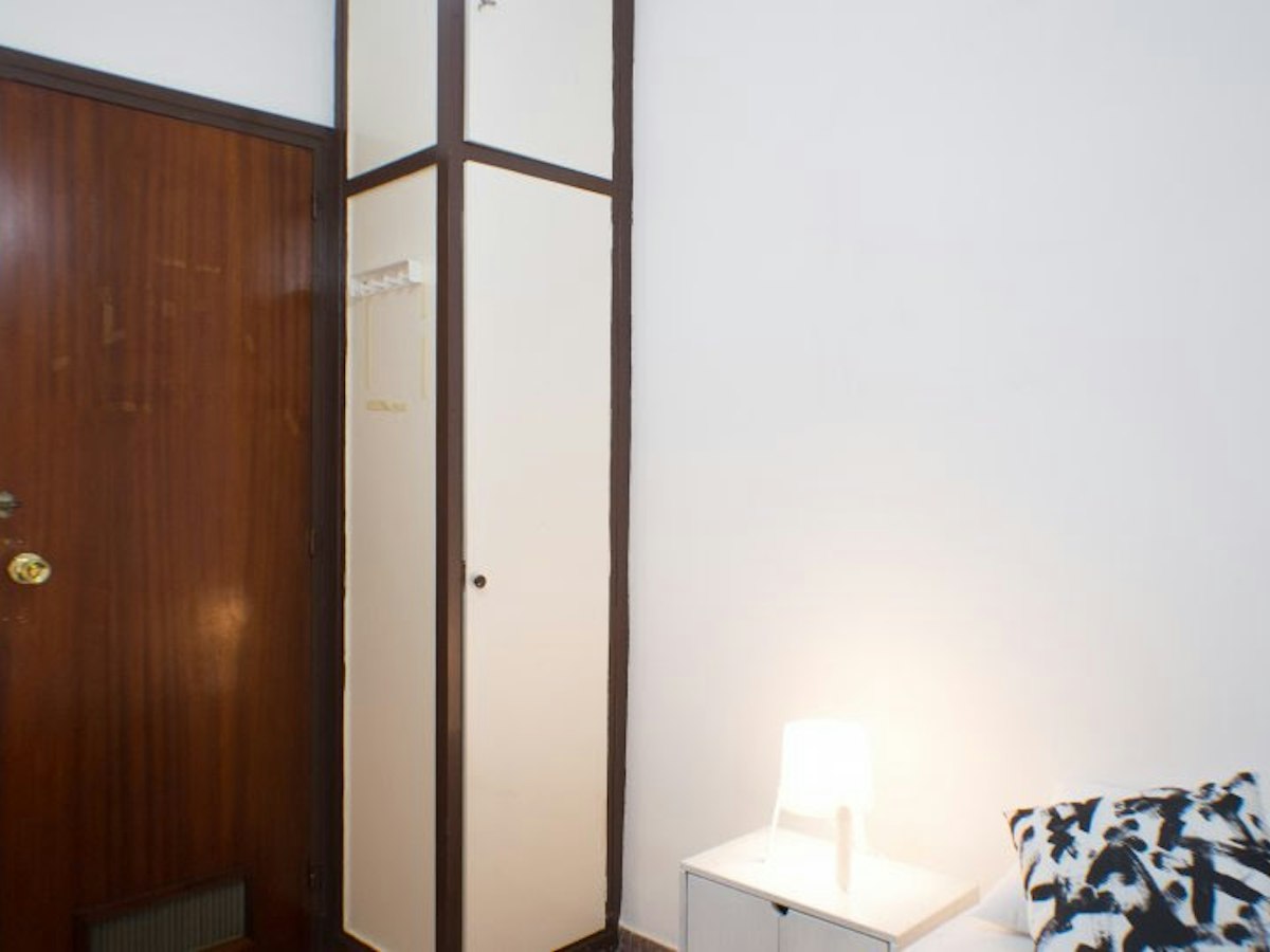 Habitación amueblada en piso compartido de 6 personas en Gràcia · 4