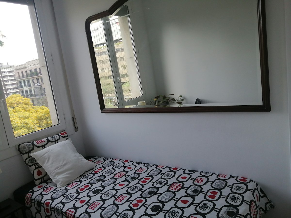 Habitación amueblada en piso compartido de 7 personas en Eixample · 2