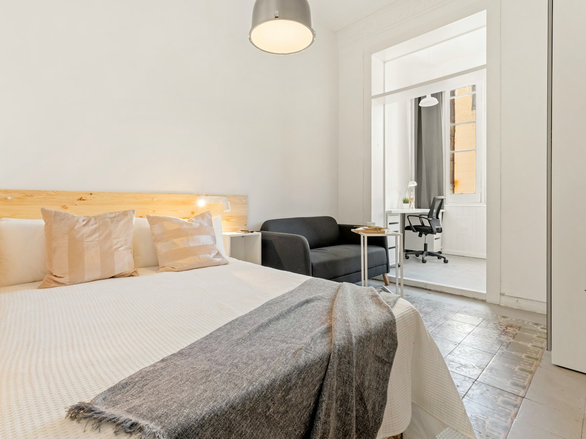Furnished room in a 6-person shared flat in Eixample · 3
