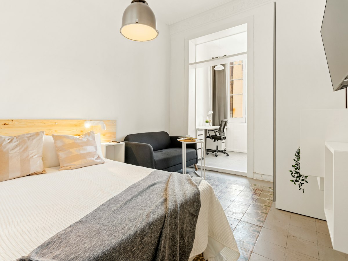 Furnished room in a 6-person shared flat in Eixample · 4