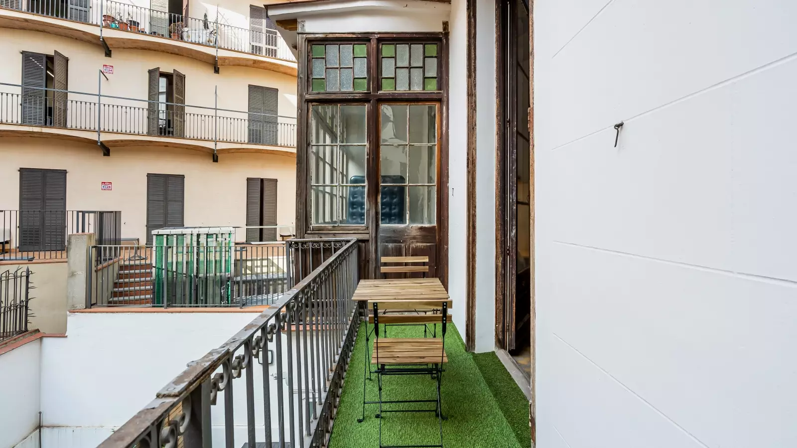 Furnished room in a 8-person shared flat in Ciutat Vella · 3