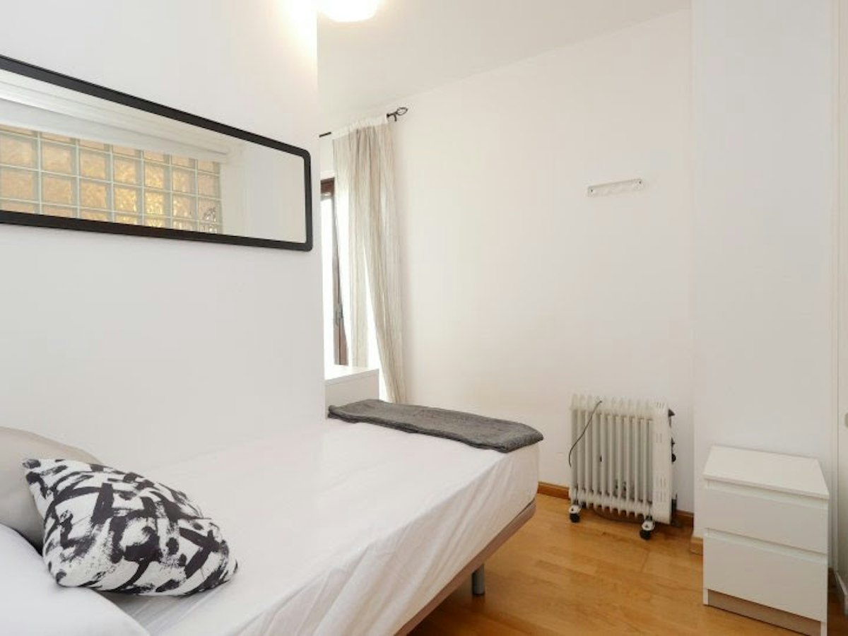 Habitación amueblada en piso compartido de 6 personas en Gràcia