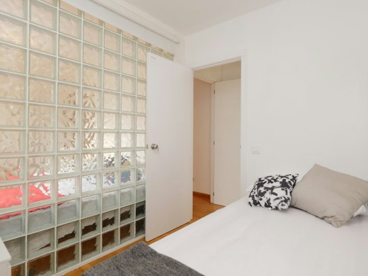 Habitación amueblada en piso compartido de 6 personas en Gràcia · 2