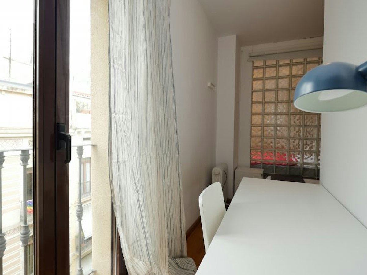 Habitación amueblada en piso compartido de 6 personas en Gràcia · 3