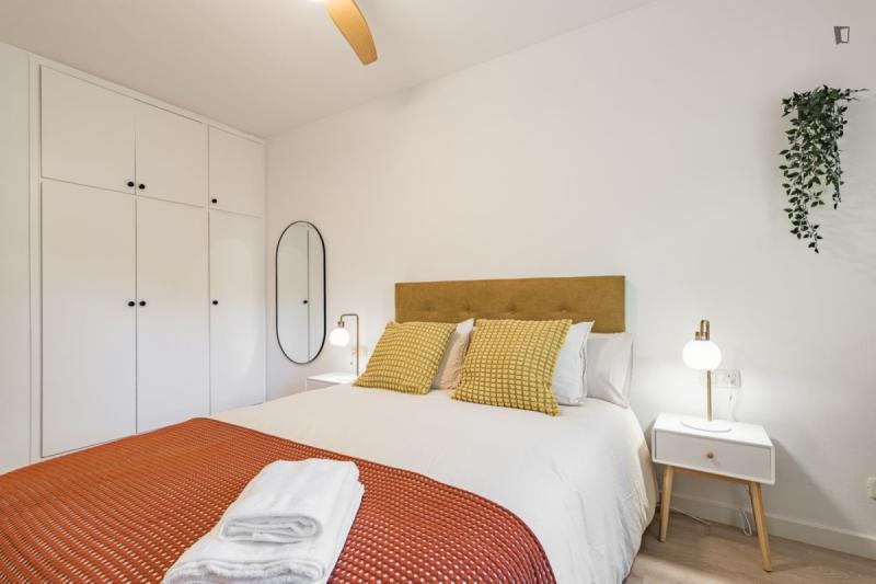 Furnished room in a 4-person shared flat in Eixample · 3