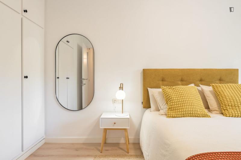 Furnished room in a 4-person shared flat in Eixample · 4