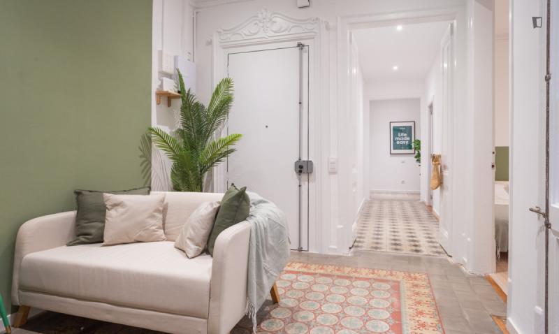 Furnished room in a 6-person shared flat in Ciutat Vella · 3