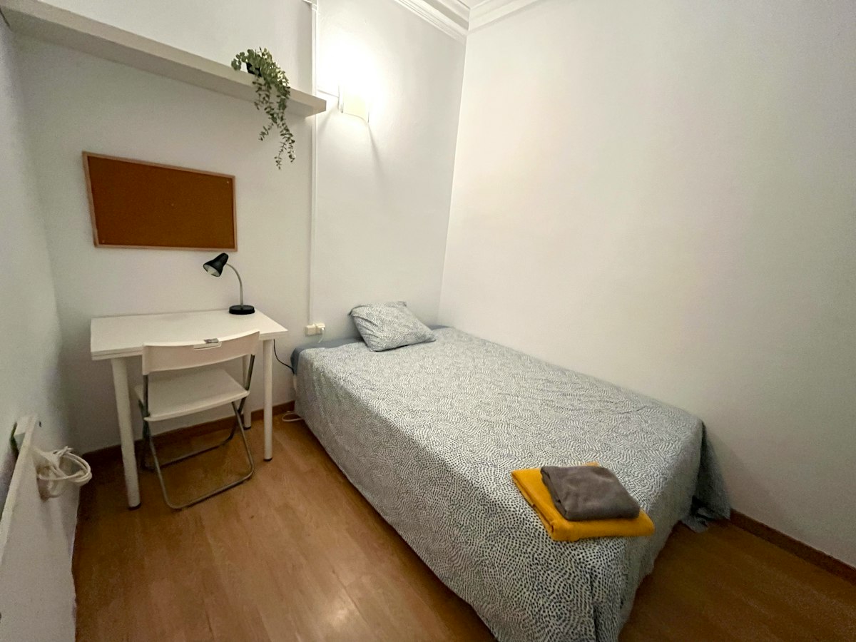 Habitación amueblada en piso compartido de 8 personas en Gràcia · 2