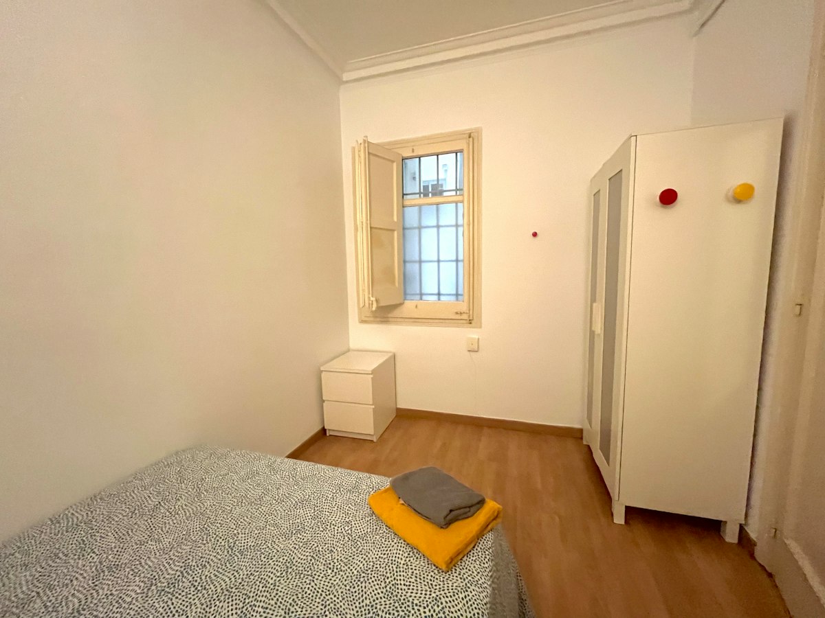 Habitación amueblada en piso compartido de 8 personas en Gràcia · 3