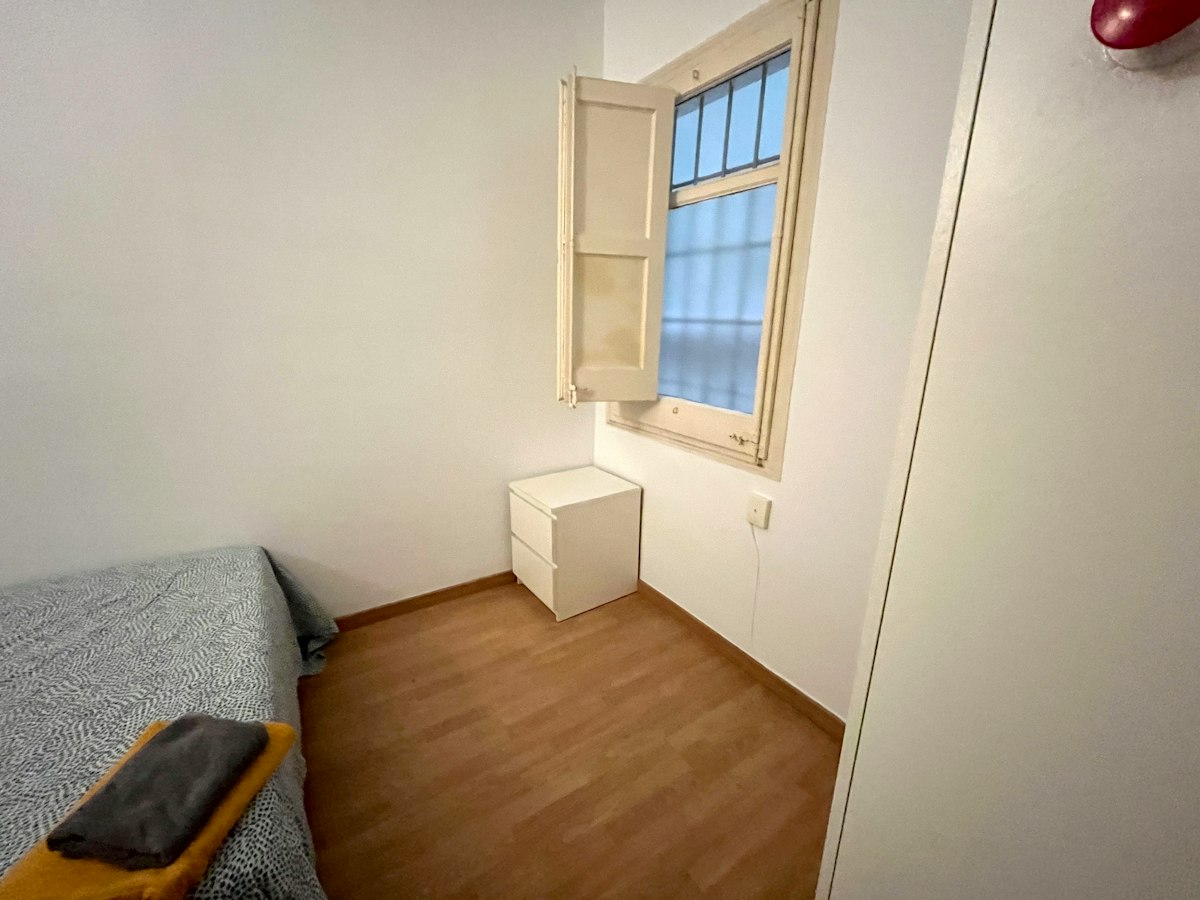 Habitación amueblada en piso compartido de 8 personas en Gràcia · 4