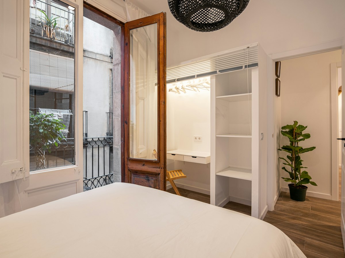 Furnished room in a 6-person shared flat in Ciutat Vella · 3