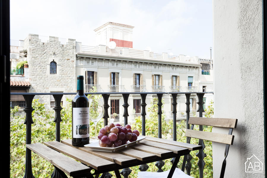 Furnished 3-bedroom flat in Ciutat Vella, 49 m² · 2