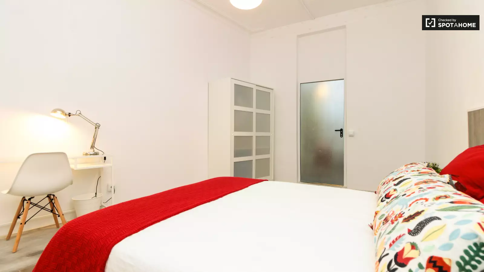 Furnished room in a shared flat in Ciutat Vella · 2
