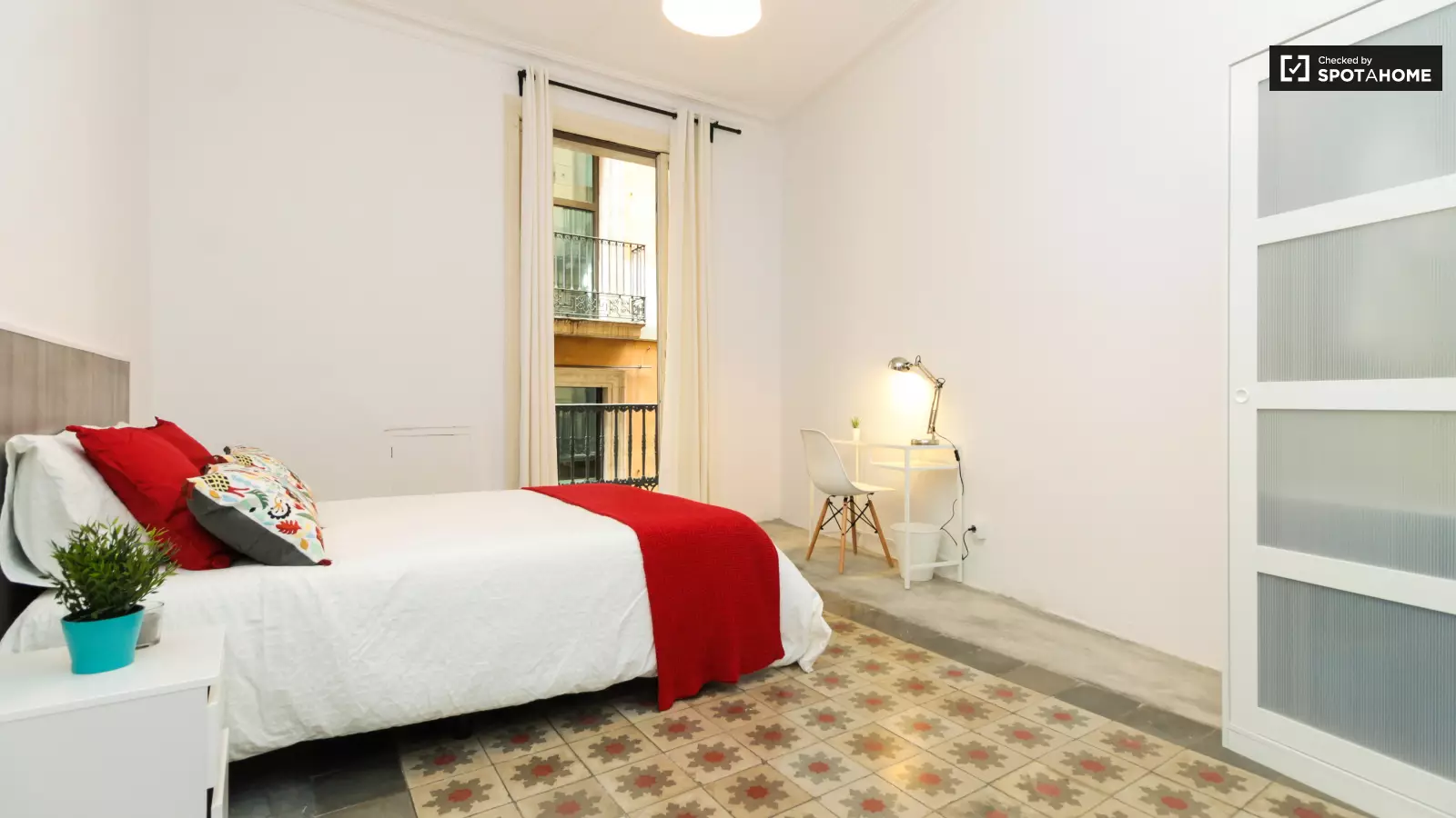 Furnished room in a shared flat in Ciutat Vella · 3