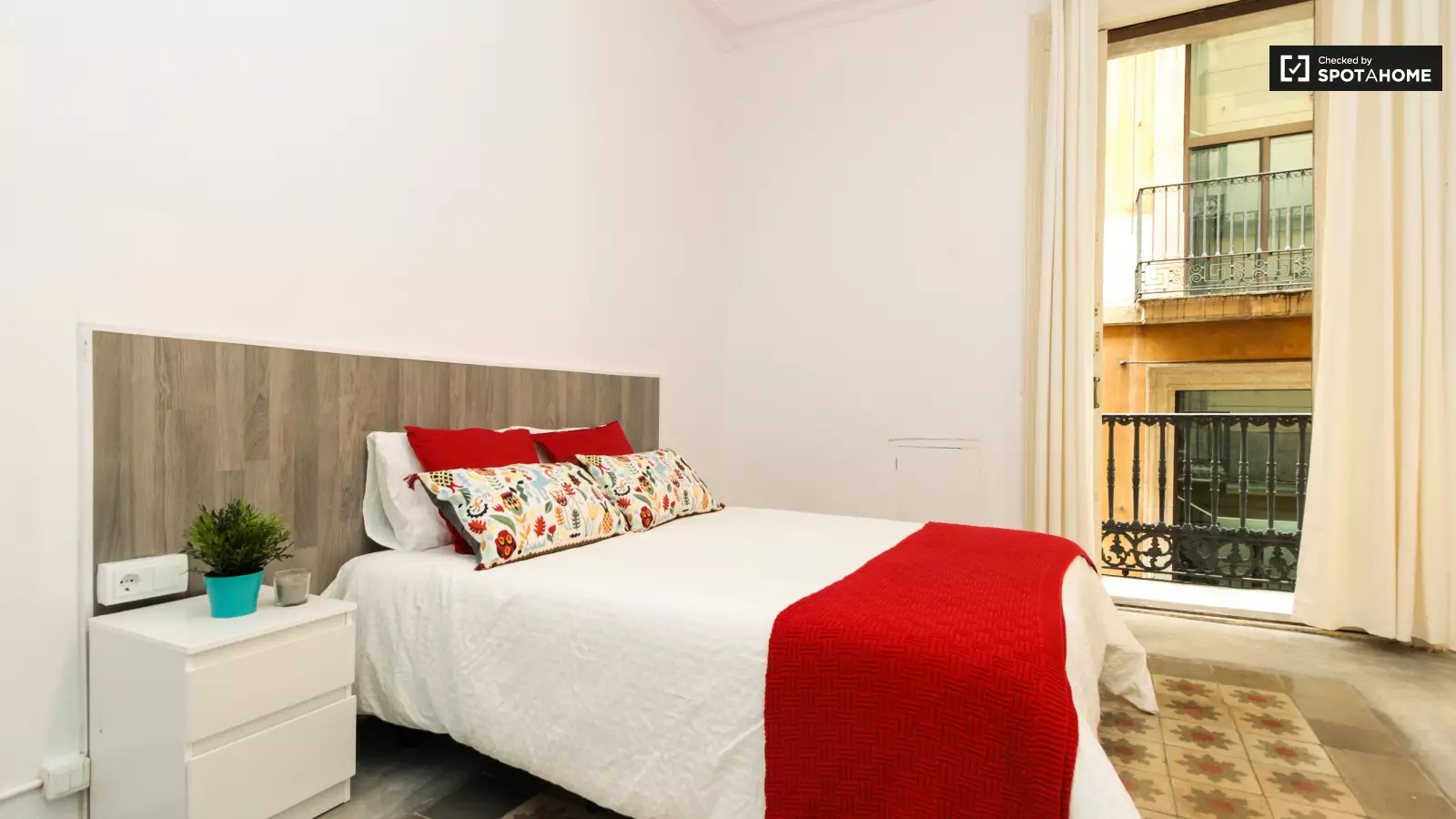 Furnished room in a shared flat in Ciutat Vella · 4