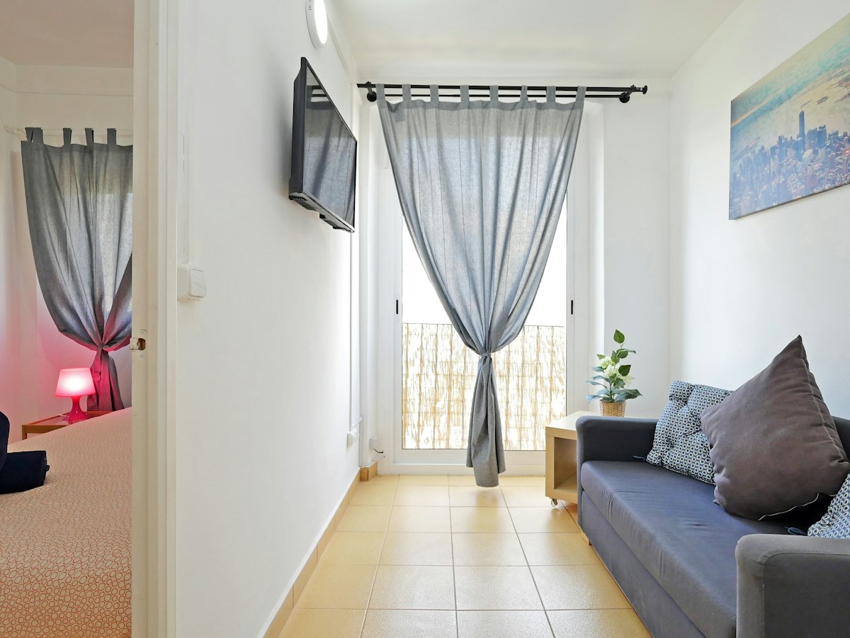 Furnished room in a 3-person shared flat in Ciutat Vella · 3