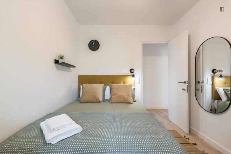 Furnished room in a 4-person shared flat in Eixample · 2