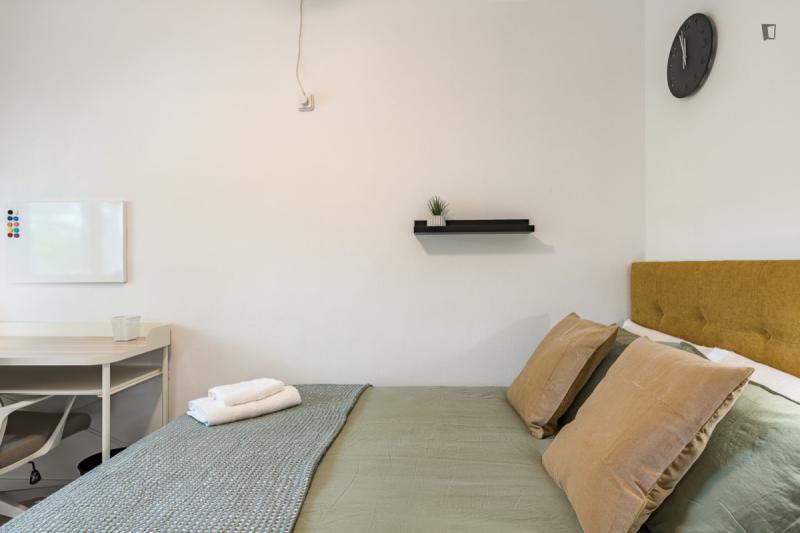 Furnished room in a 4-person shared flat in Eixample · 3