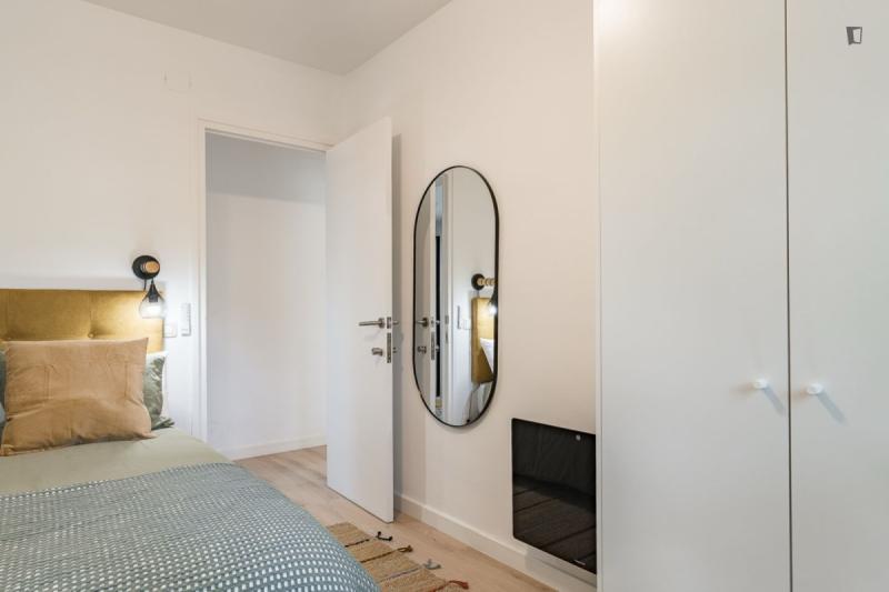 Furnished room in a 4-person shared flat in Eixample · 4