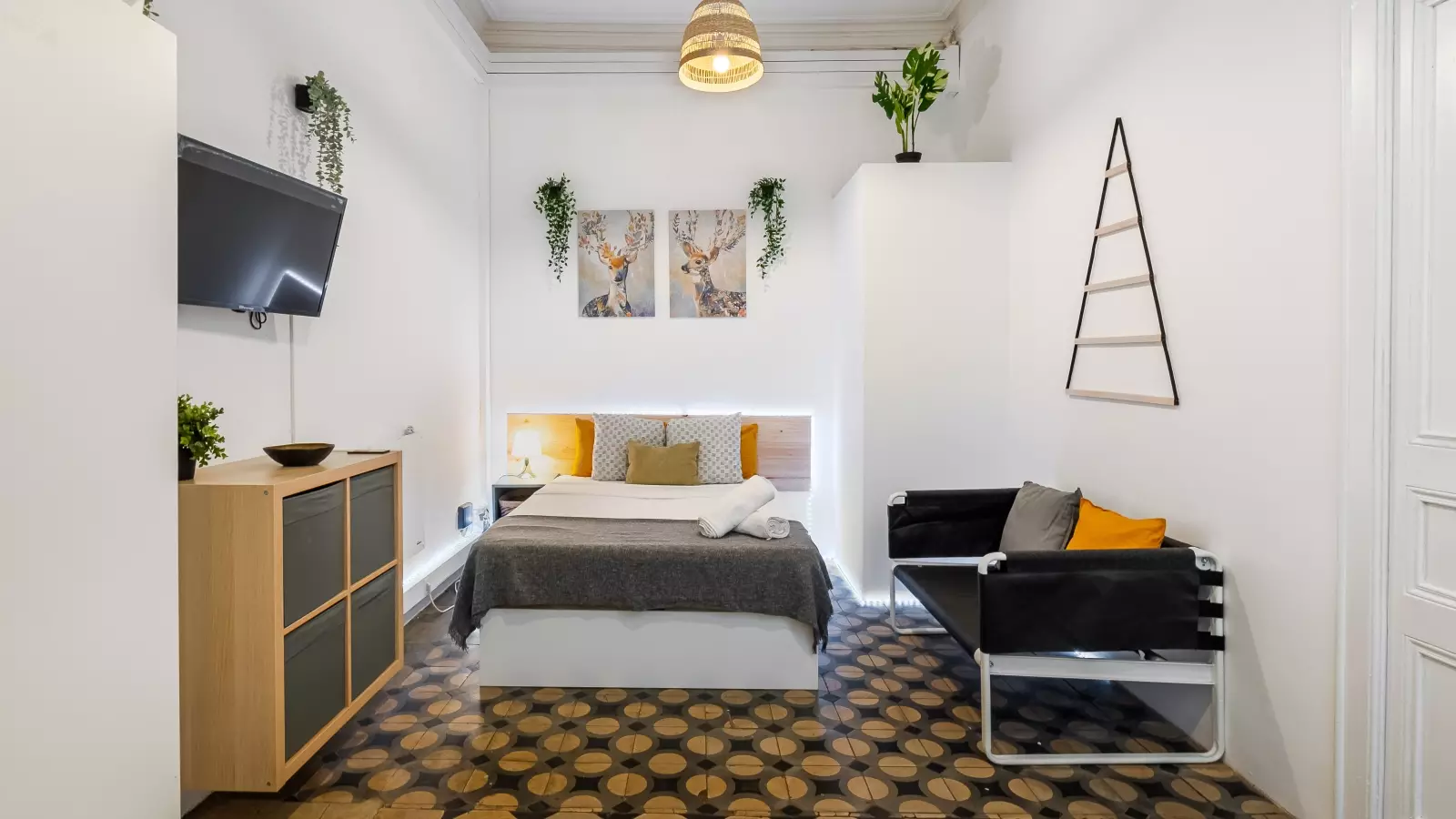 Furnished room in a 8-person shared flat in Ciutat Vella · 3