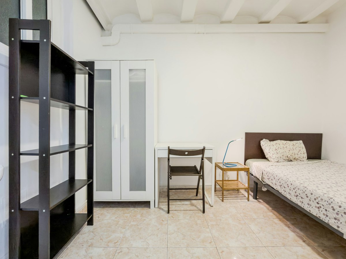 Habitación amueblada en piso compartido de 5 personas en Ciutat Vella · 2