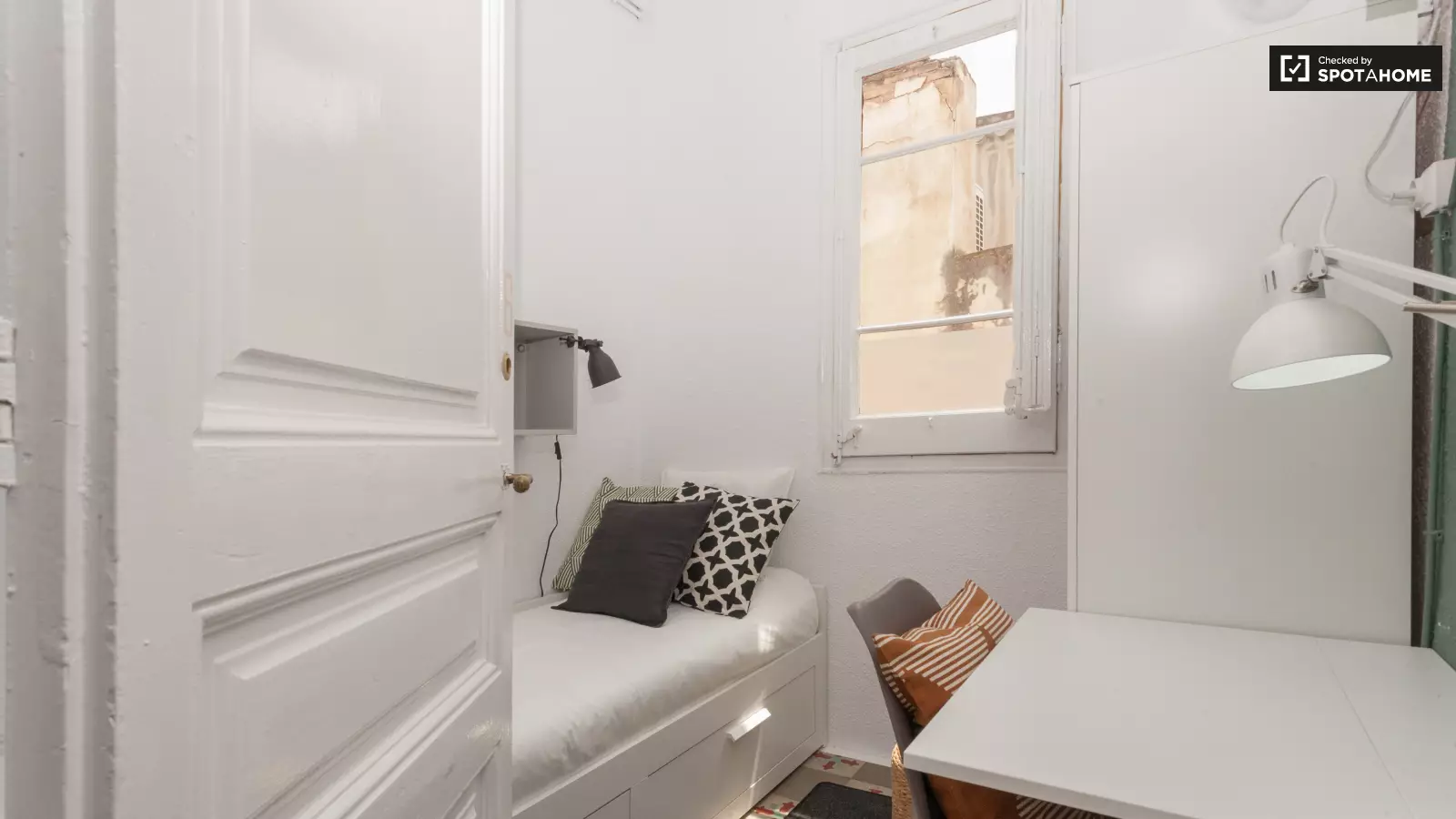 Furnished room in a 9-person shared flat in Gràcia · 2