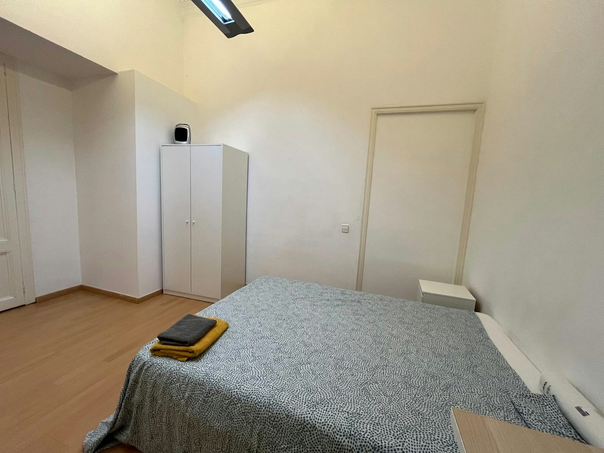 Habitación amueblada en piso compartido de 12 personas en Eixample · 2