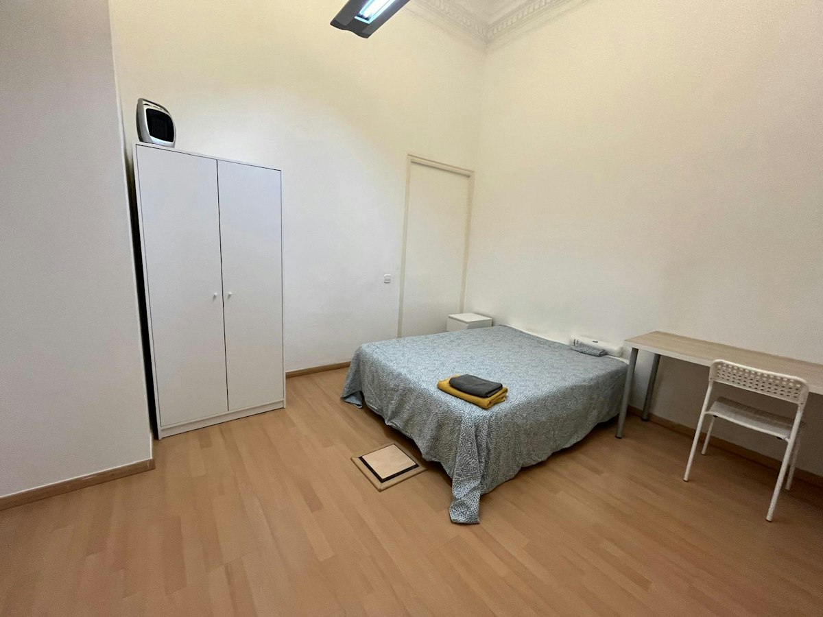 Habitación amueblada en piso compartido de 12 personas en Eixample · 3
