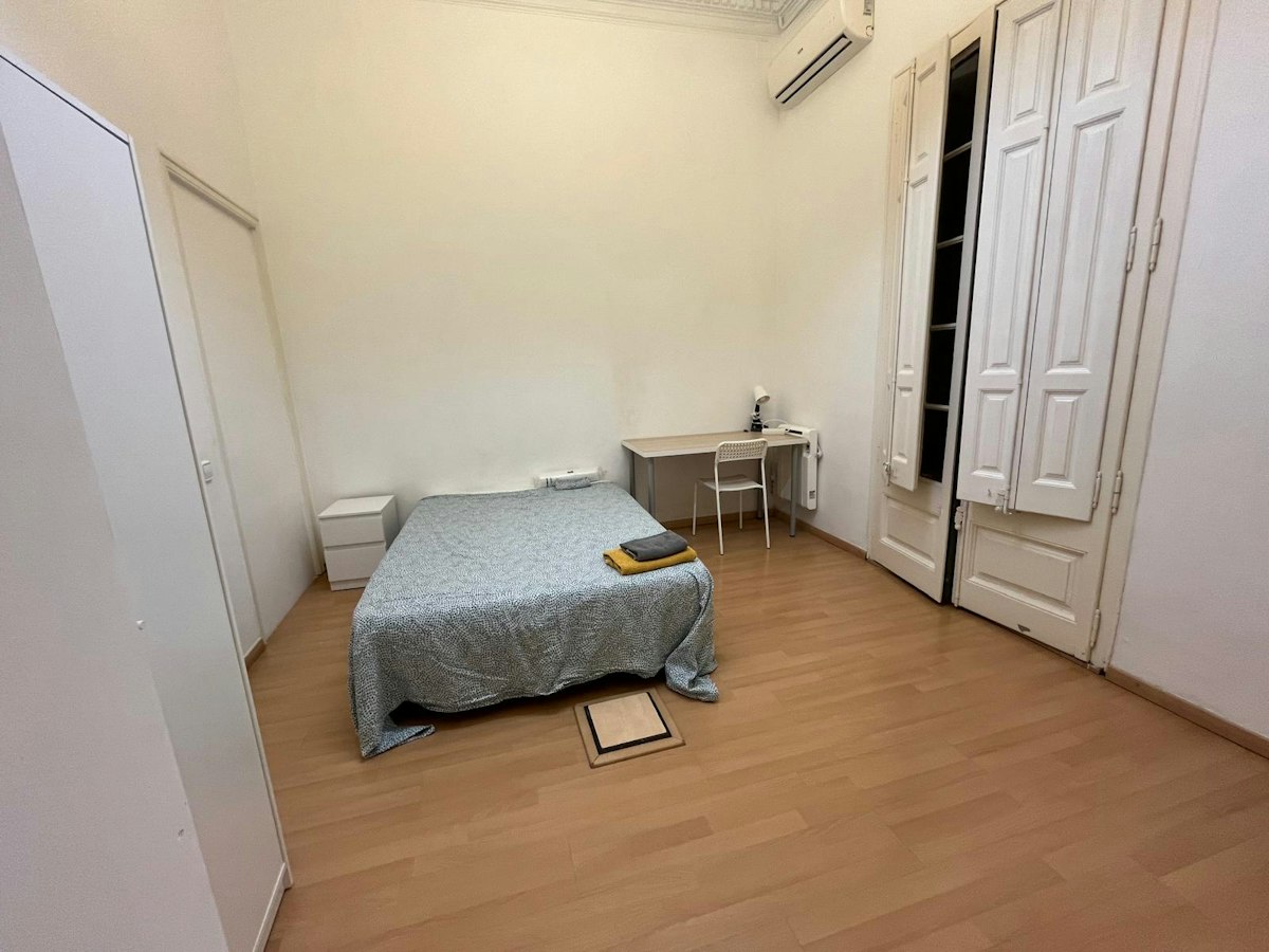 Habitación amueblada en piso compartido de 12 personas en Eixample · 4