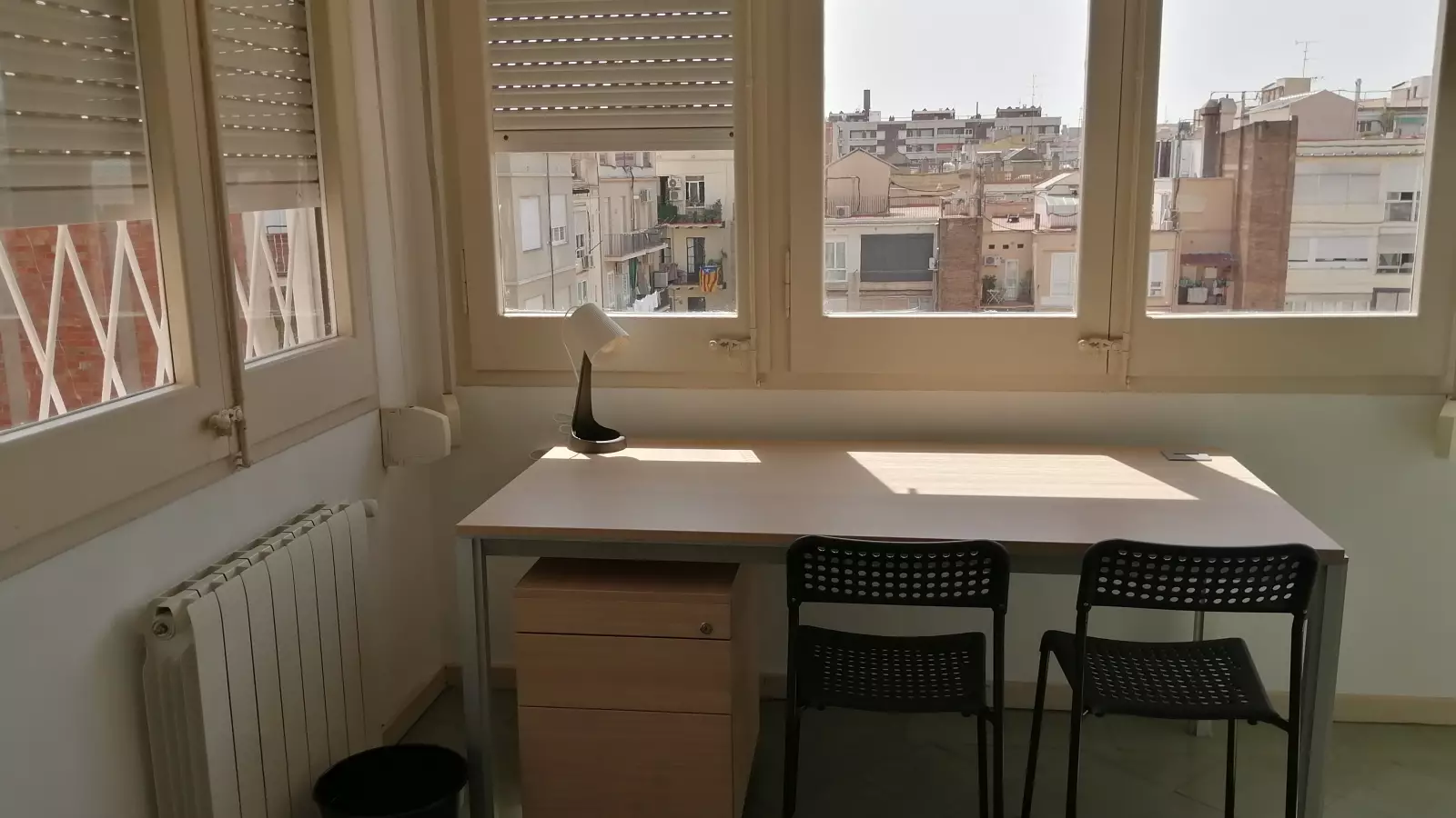 Habitación amueblada en piso compartido de 9 personas en Eixample · 2