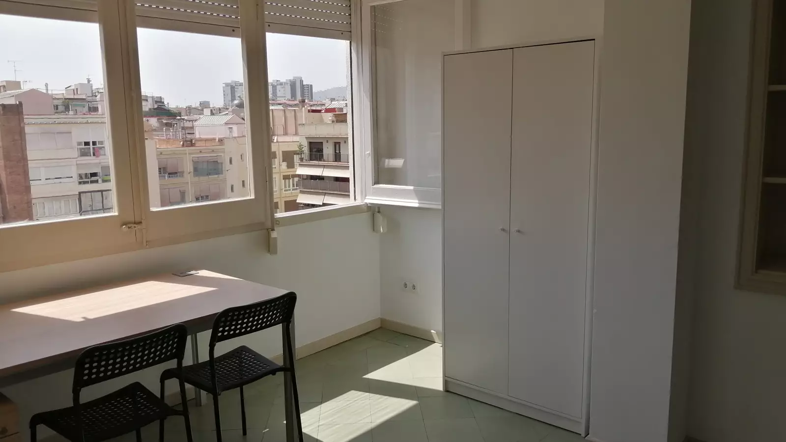 Habitación amueblada en piso compartido de 9 personas en Eixample · 3