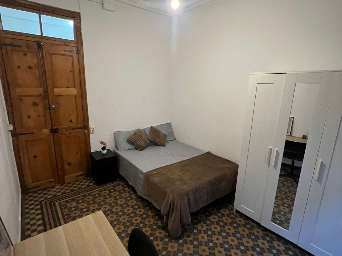 Habitación amueblada en piso compartido de 6 personas en Ciutat Vella · 2