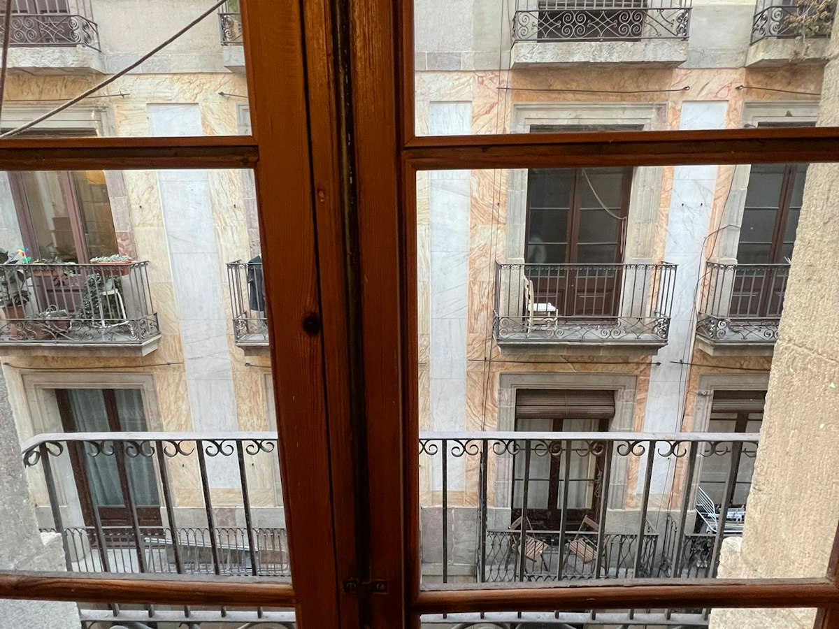 Habitación amueblada en piso compartido de 6 personas en Ciutat Vella · 3