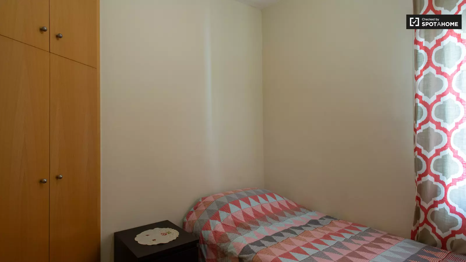 Furnished room in a 4-person shared flat in Gràcia · 2