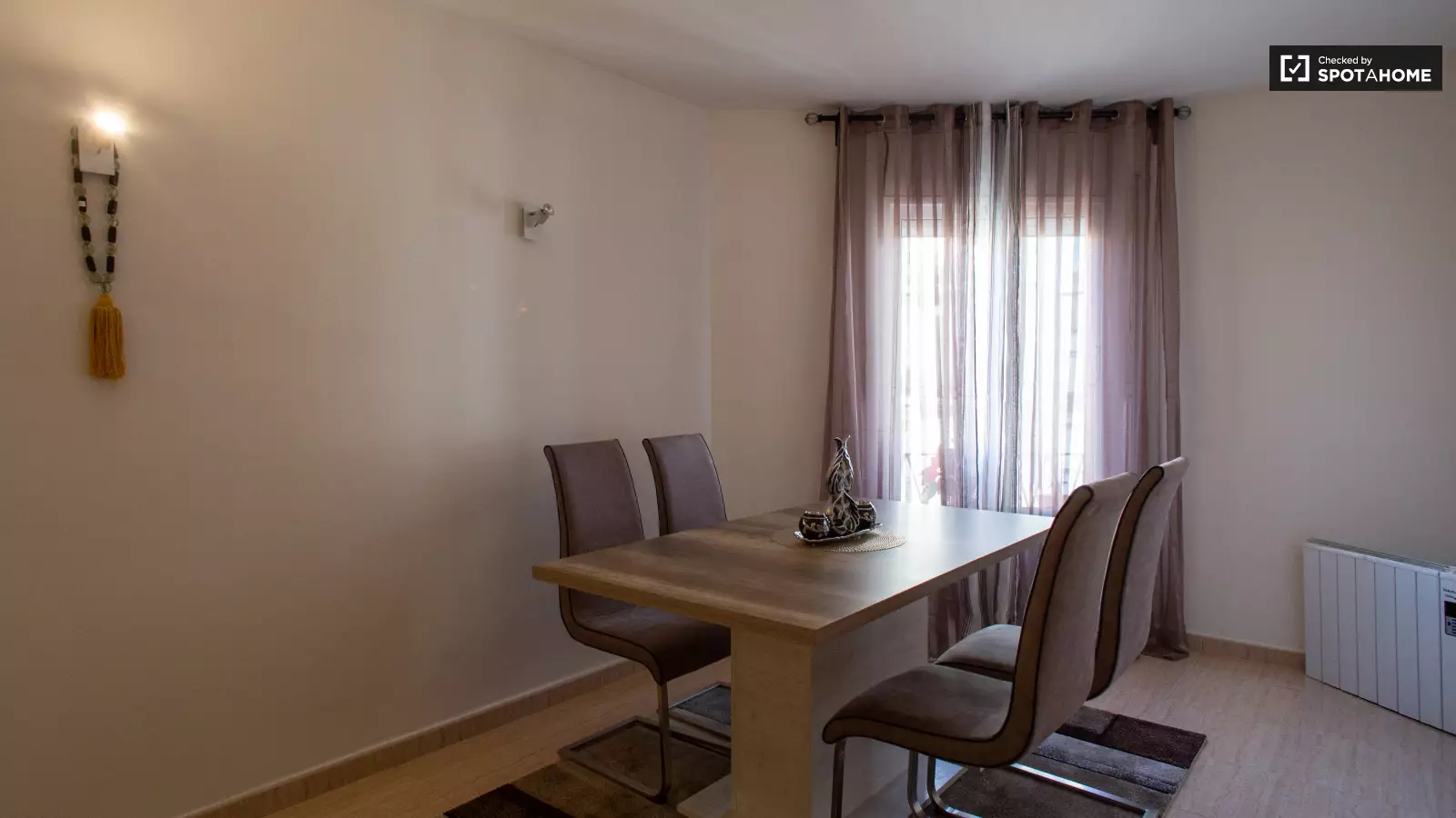 Furnished room in a 4-person shared flat in Gràcia · 3