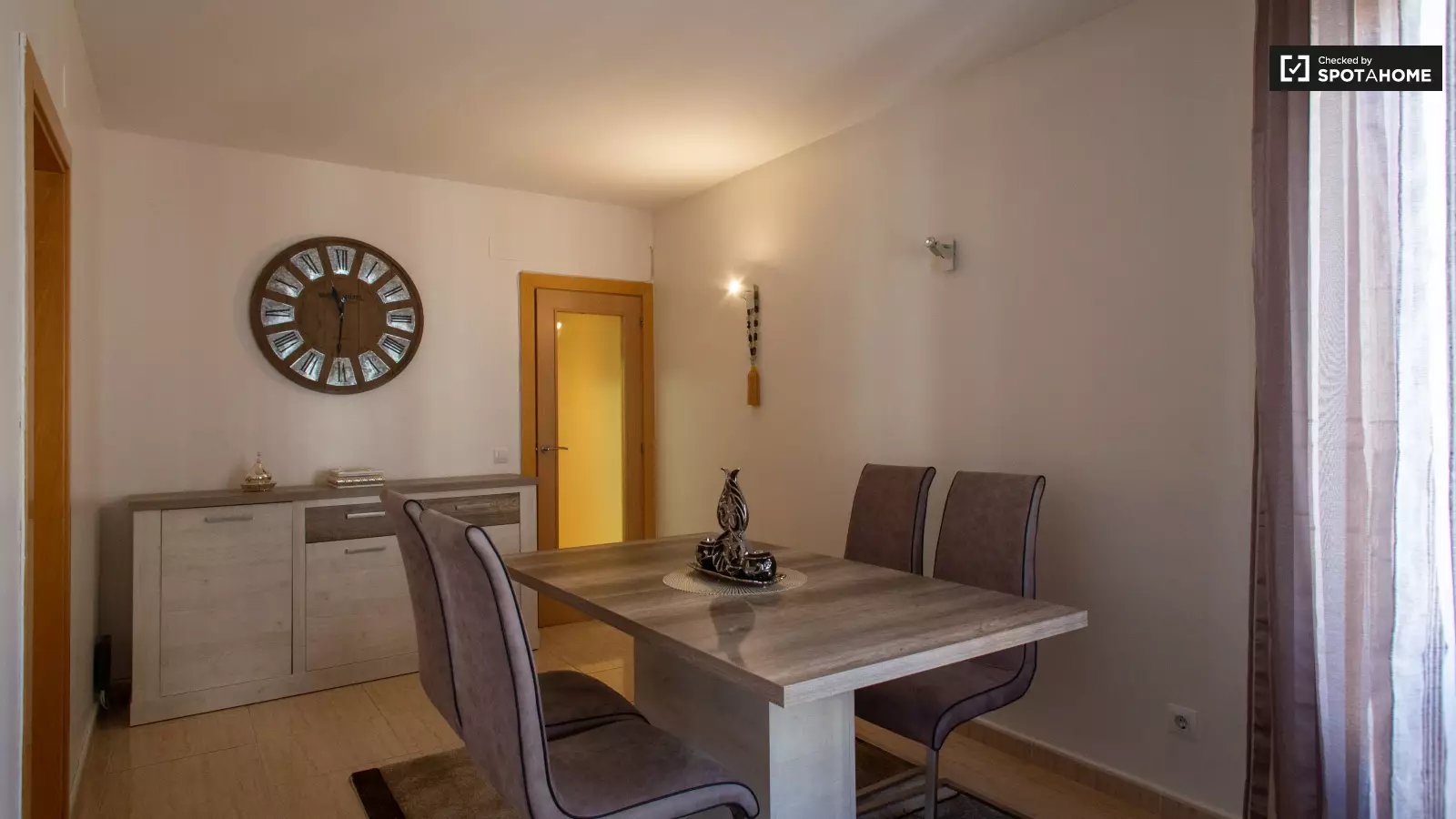 Furnished room in a 4-person shared flat in Gràcia · 4