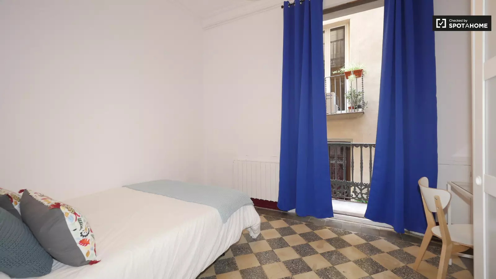 Furnished room in a shared flat in Ciutat Vella · 2