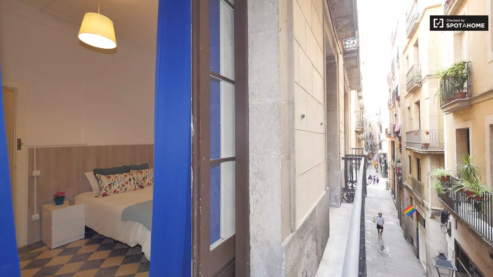Furnished room in a shared flat in Ciutat Vella · 4