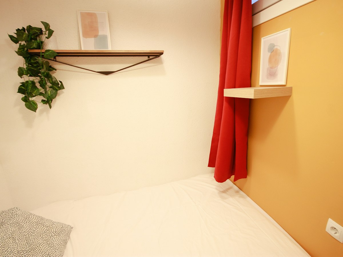 Habitación amueblada en piso compartido de 4 personas en Eixample · 2
