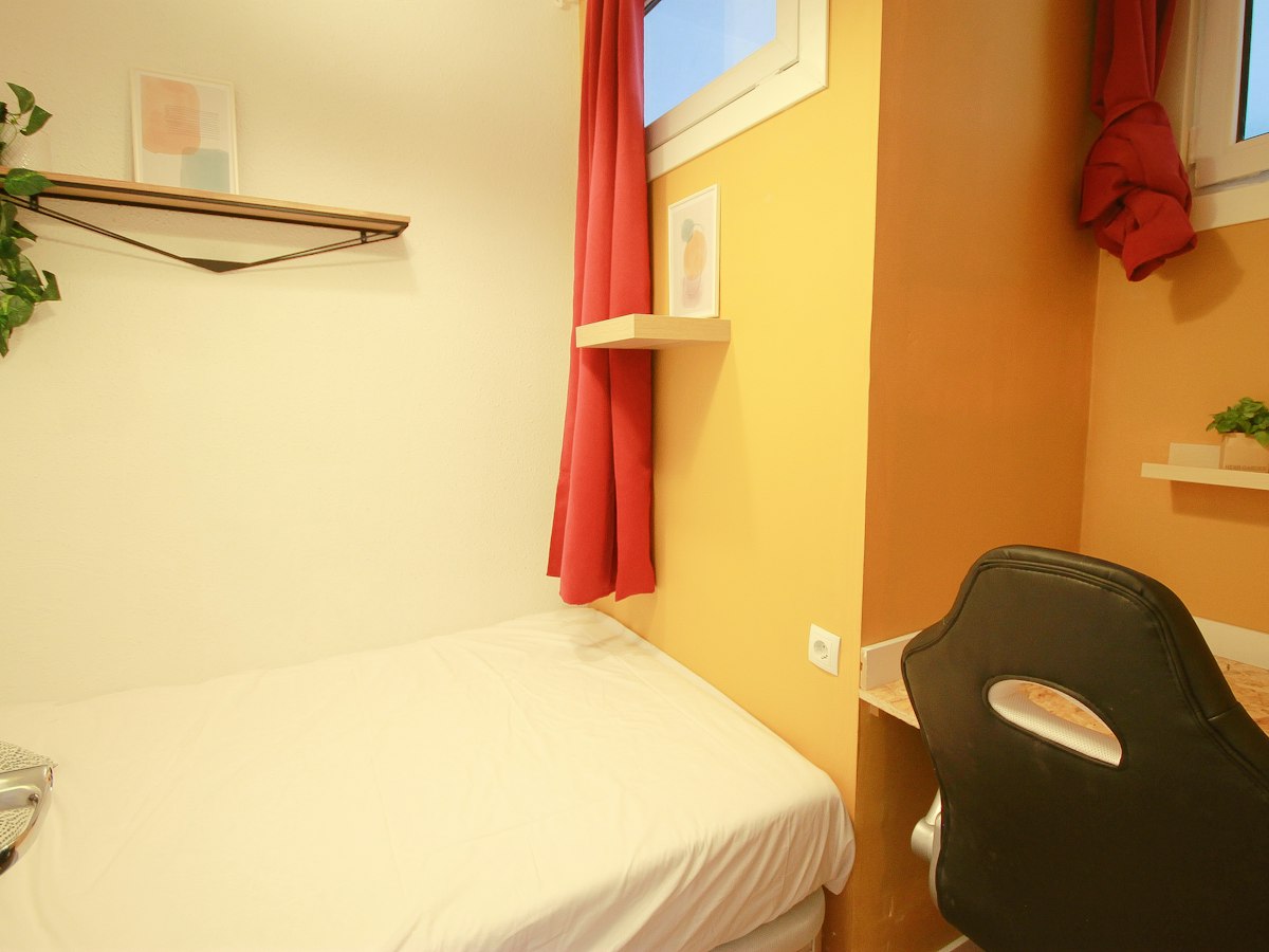 Habitación amueblada en piso compartido de 4 personas en Eixample · 3