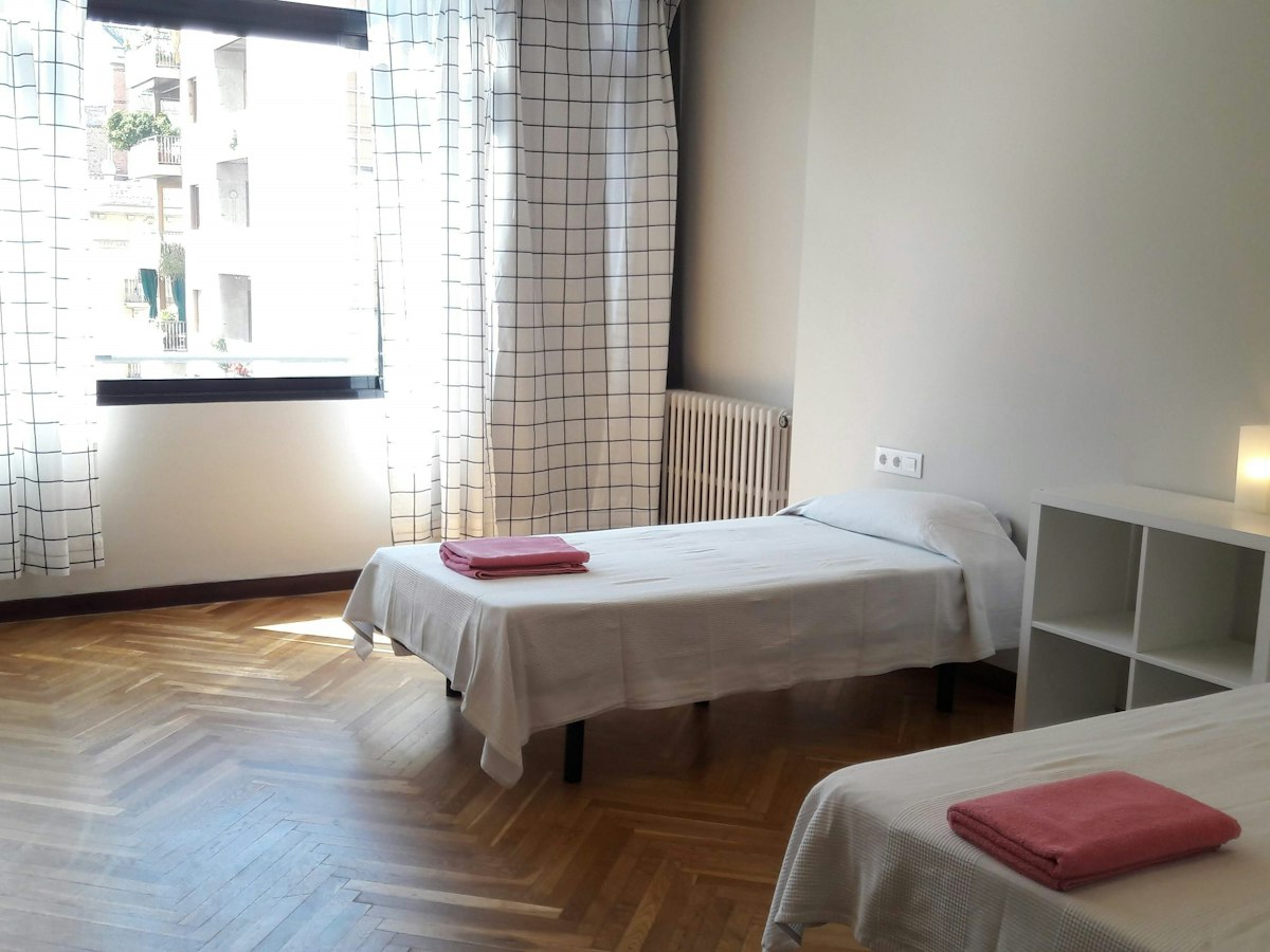 Furnished room in a 9-person shared flat in Gràcia · 2