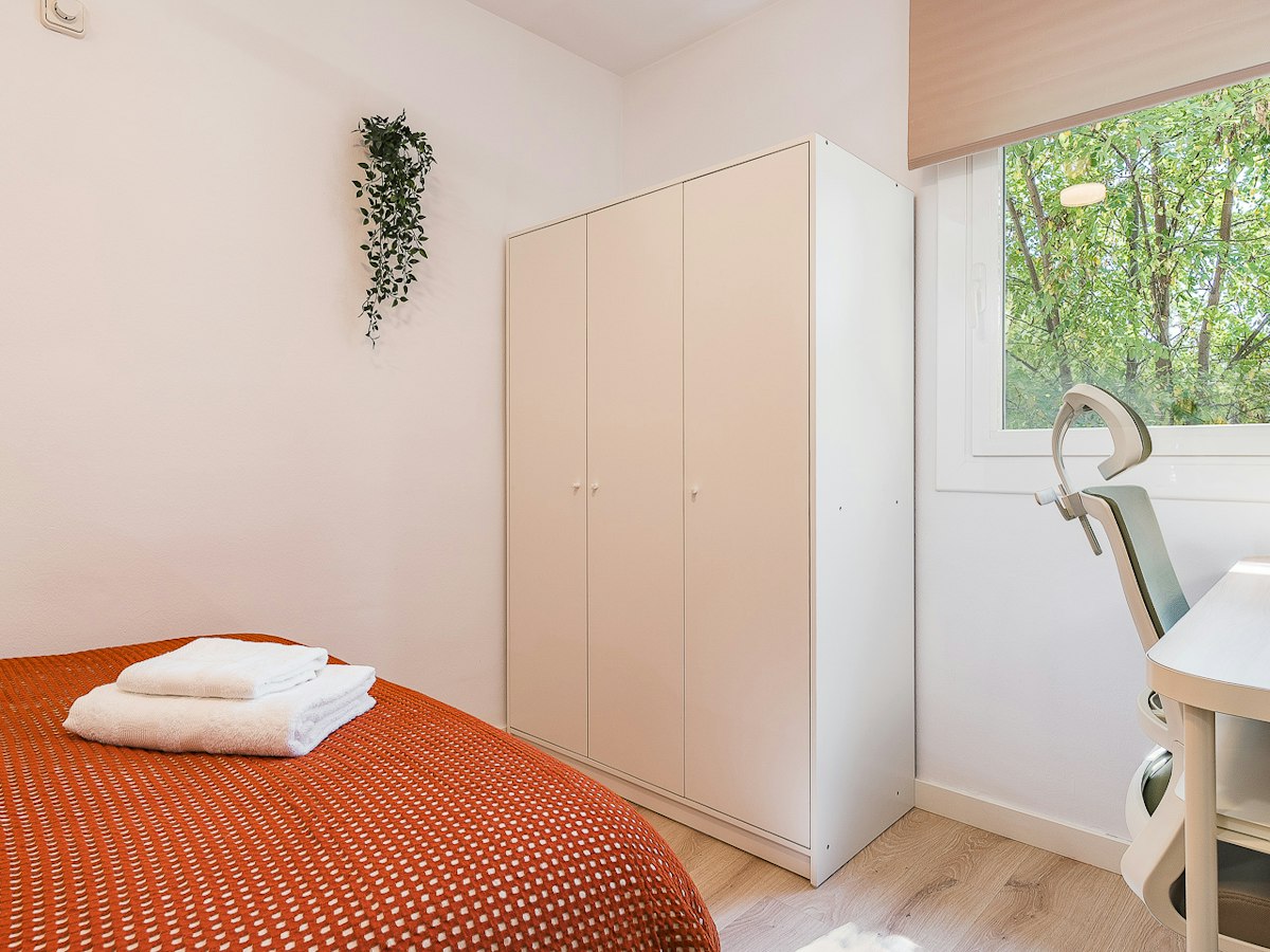 Furnished room in a 4-person shared flat in Sant Cugat · 4