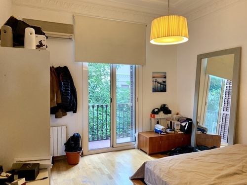 Room in a 4-person shared flat in Eixample · 3