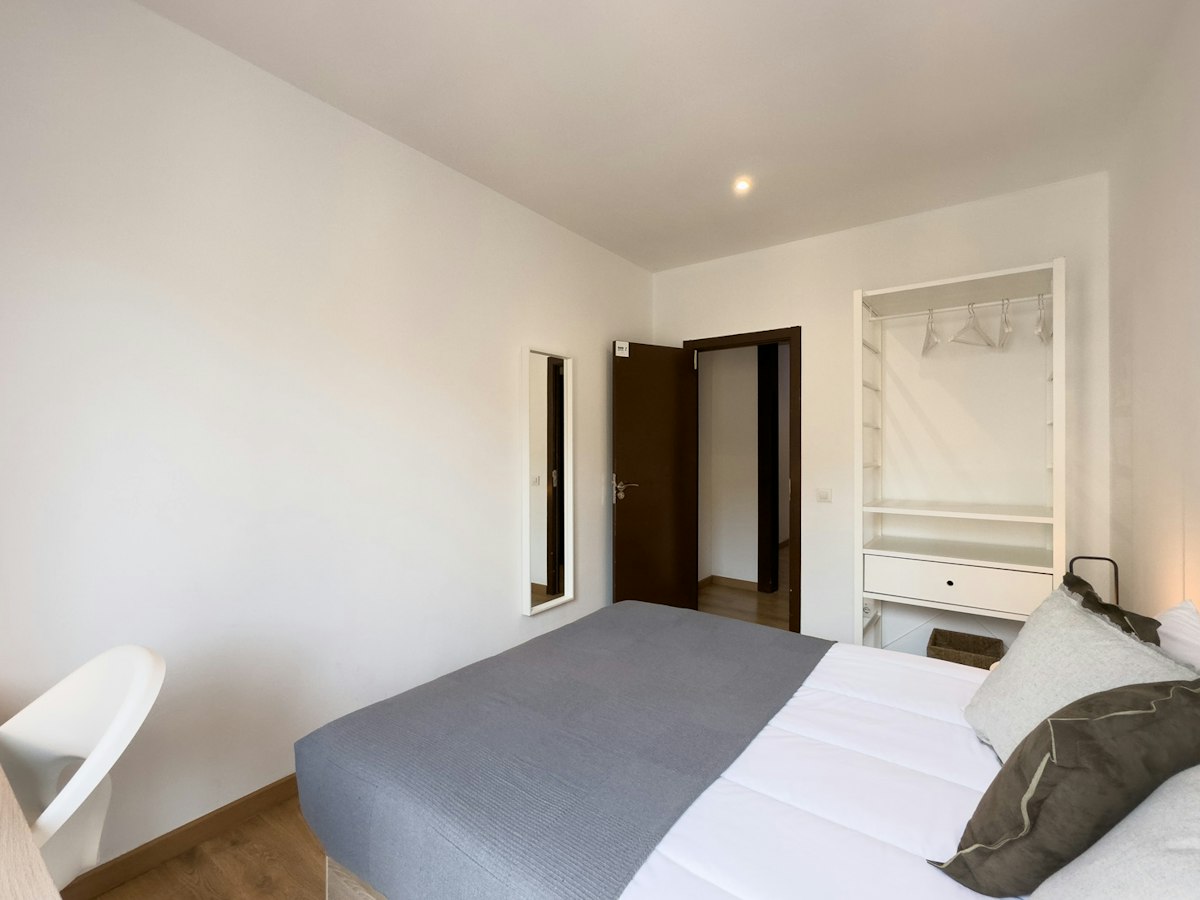 Furnished room in a 4-person shared flat in Ciutat Vella · 2