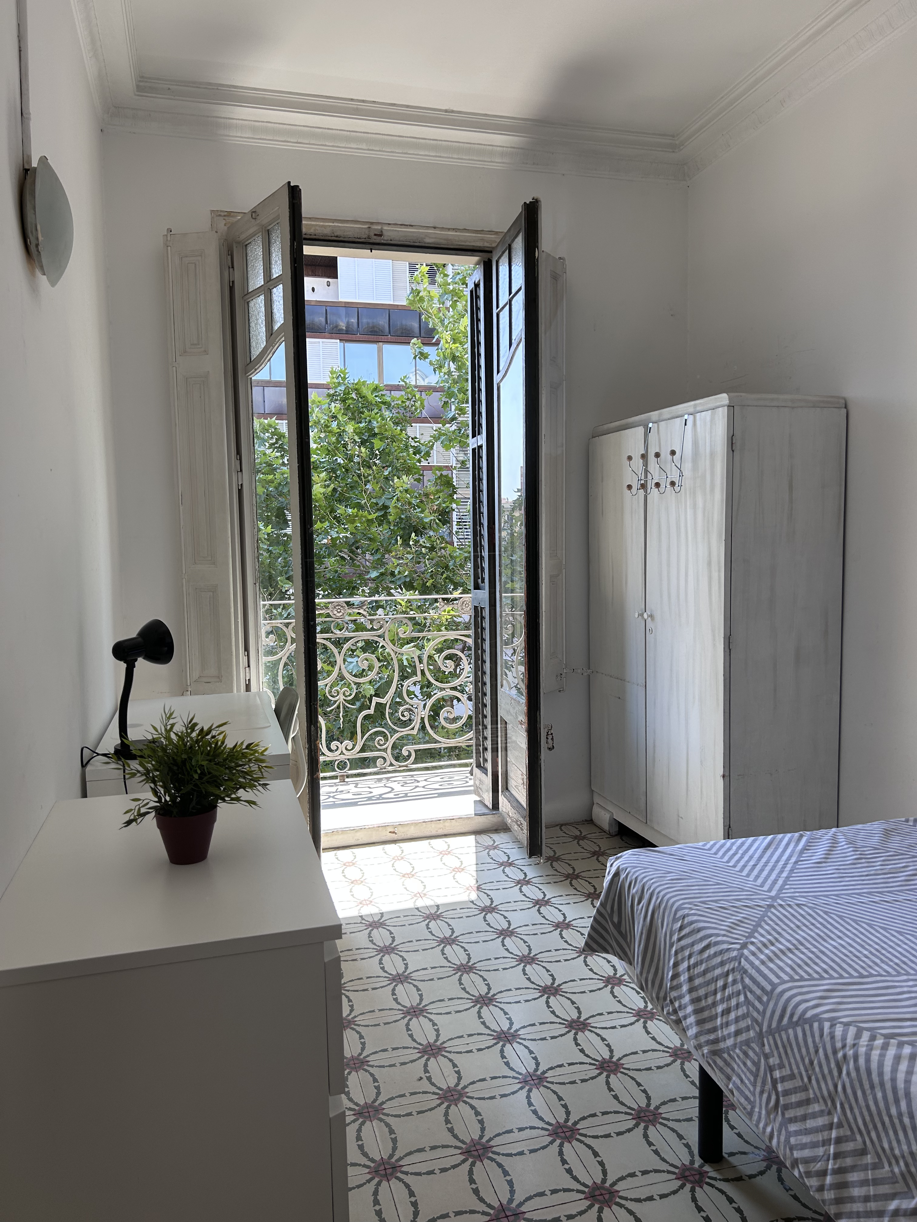Furnished room in a shared flat in Eixample · 2