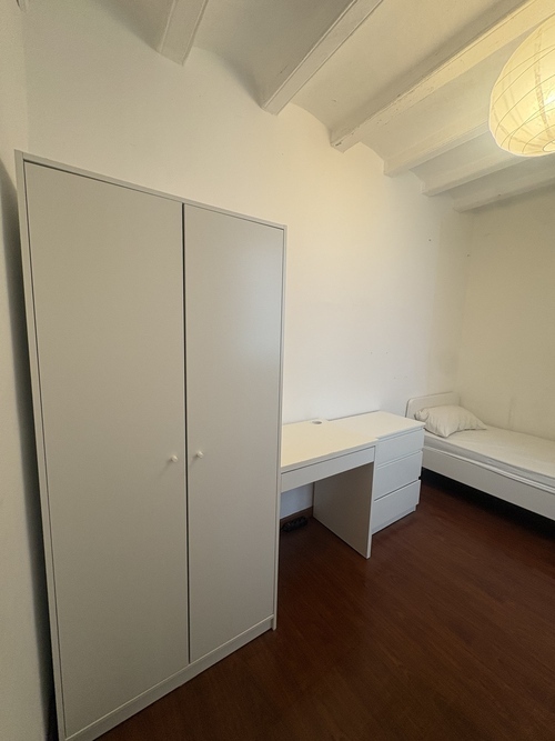 Room in a 3-person shared flat in Ciutat Vella · 3