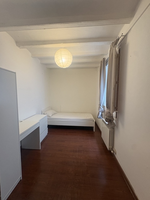 Room in a 3-person shared flat in Ciutat Vella · 4