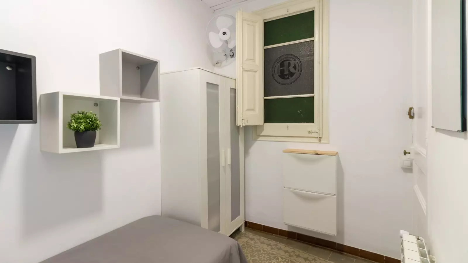 Furnished room in a 9-person shared flat in Gràcia · 3