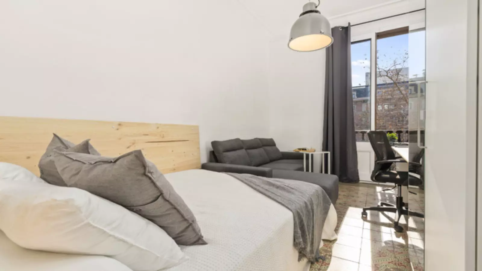 Habitación amueblada en piso compartido en Eixample · 2